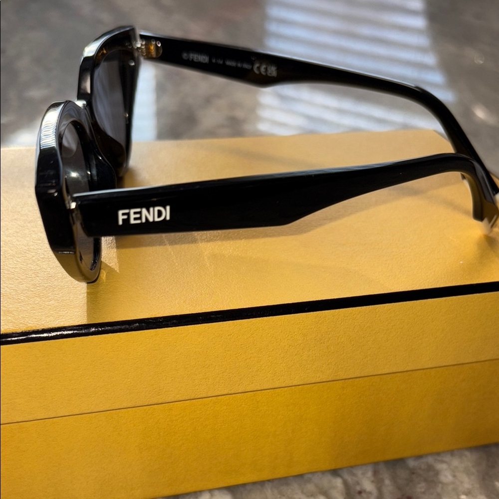 Fendi Way
Fashion Show sunglasses - Picture 5 of 7